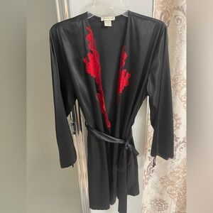 Black and red lace detail robe jones New York size s